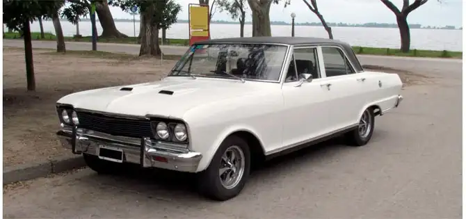 Weißer Oldtimer – beispielhaftes Ankaufsfahrzeug in Triberg im Schwarzwald