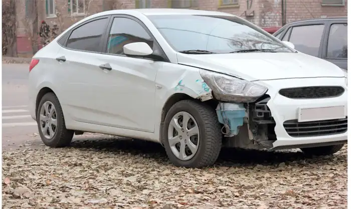 Weiße Limousine mit Motorschaden in Triberg im Schwarzwald